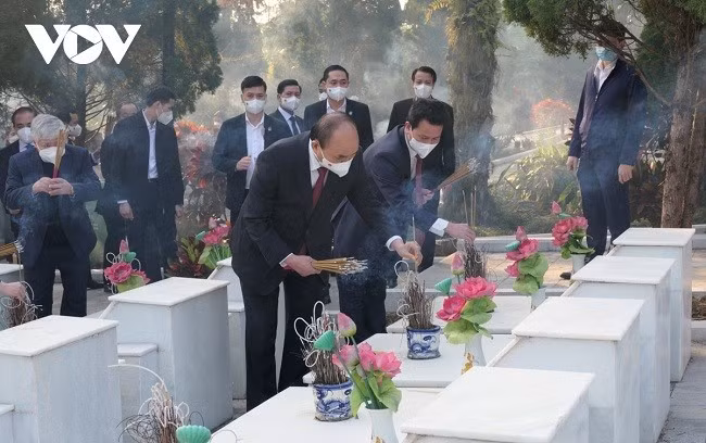 Ngày 8.12.2021, Chủ tịch nước Nguyễn Xuân Phúc cùng đoàn công tác dâng hương tưởng niệm các Anh hùng liệt sĩ tại Nghĩa trang Liệt sĩ Quốc gia Vị Xuyên. Ngày 8.12.2021, Chủ tịch nước Nguyễn Xuân Phúc cùng đoàn công tác dâng hương tưởng niệm các Anh hùng liệt sĩ tại Nghĩa trang Liệt sĩ Quốc gia Vị Xuyên.