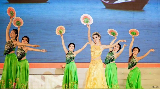 Mẫu trang phục múa của cửa hàng Kim Tiễn được chọn trong tiết mục múa “Trúc xinh”, tiết mục tại đêm chung kết Người đẹp Võ thuật - Liên hoan quốc tế Võ cổ truyền Việt Nam lần V - Bình Định 2014. Ảnh: HOÀNG HẢI VŨ Mẫu trang phục múa của cửa hàng Kim Tiễn được chọn trong tiết mục múa “Trúc xinh”, tiết mục tại đêm chung kết Người đẹp Võ thuật - Liên hoan quốc tế Võ cổ truyền Việt Nam lần V - Bình Định 2014. Ảnh: HOÀNG HẢI VŨ