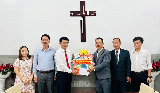 Giám đốc Sở Dân tộc và Tôn giáo Lương Đình Tiên (thứ ba từ trái qua) thăm, chúc mừng Ban đại diện Hội thánh Tin lành Việt Nam miền Nam tại Hội thánh Tin lành khu 6 (TP Quy Nhơn) nhân dịp lễ Phục sinh năm 2025. Ảnh: D.Đ Giám đốc Sở Dân tộc và Tôn giáo Lương Đình Tiên (thứ ba từ trái qua) thăm, chúc mừng Ban đại diện Hội thánh Tin lành Việt Nam miền Nam tại Hội thánh Tin lành khu 6 (TP Quy Nhơn) nhân dịp lễ Phục sinh năm 2025. Ảnh: D.Đ