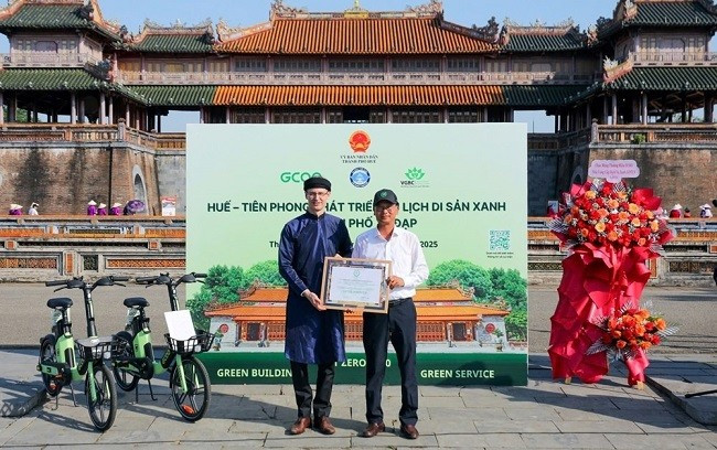 Hội đồng Công trình xanh Việt Nam trao chứng nhận "Công trình xanh LOTUS" cho điện Thái Hòa đến đại diện Trung tâm Bảo tồn Di tích Cố đô Huế. Ảnh: X.Đ