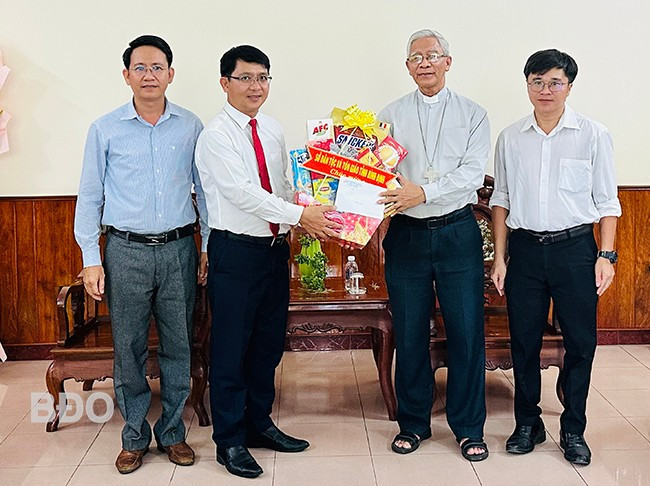Giám đốc Sở Dân tộc và Tôn giáo Lương Đình Tiên (thứ hai từ trái qua) thăm, chúc mừng đại diện Tòa Giám mục Giáo phận Quy Nhơn nhân dịp lễ Phục sinh năm 2025. Ảnh: D.Đ Giám đốc Sở Dân tộc và Tôn giáo Lương Đình Tiên (thứ hai từ trái qua) thăm, chúc mừng đại diện Tòa Giám mục Giáo phận Quy Nhơn nhân dịp lễ Phục sinh năm 2025. Ảnh: D.Đ