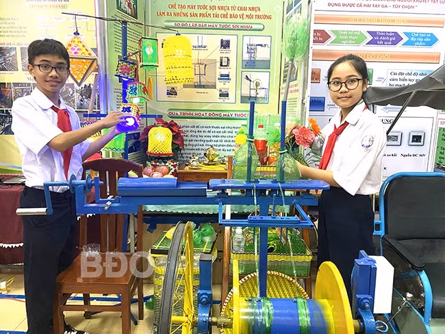 Phong và Linh giới thiệu những sản phẩm tái chế hai em cùng bạn bè đã làm từ sợi nhựa. Ảnh: N.N