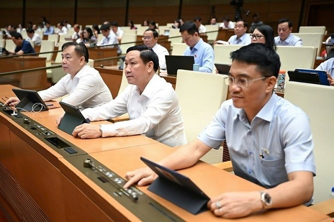 Đại biểu Quốc hội ấn nút biểu quyết trên hội trường tại Kỳ họp thứ 9, sáng 16.6. Đại biểu Quốc hội ấn nút biểu quyết trên hội trường tại Kỳ họp thứ 9, sáng 16.6.