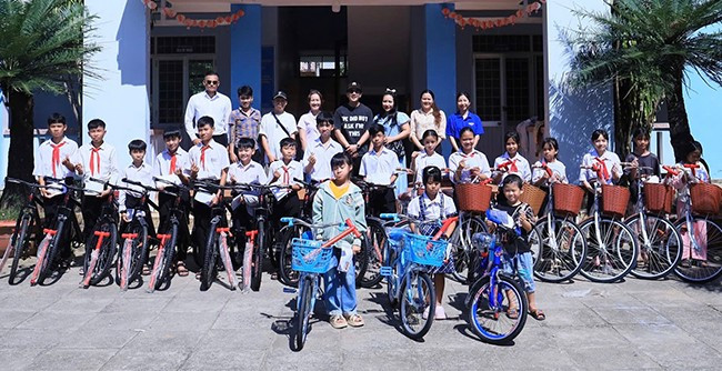 Tặng xe đạp cho trẻ tại chương trình. Ảnh: D.L Tặng xe đạp cho trẻ tại chương trình. Ảnh: D.L
