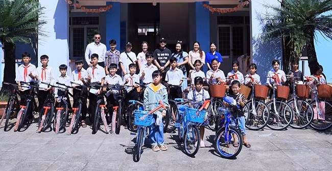 Tặng xe đạp cho trẻ tại chương trình. Ảnh: D.L