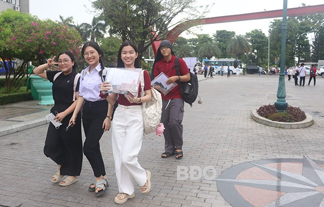 Thí sinh tham gia kỳ thi đánh giá năng lực ĐH Quốc gia TP Hồ Chí Minh năm 2025 tại cụm thi Trường ĐH Quy Nhơn. Ảnh: HỒ ĐIỂM Thí sinh tham gia kỳ thi đánh giá năng lực ĐH Quốc gia TP Hồ Chí Minh năm 2025 tại cụm thi Trường ĐH Quy Nhơn. Ảnh: HỒ ĐIỂM