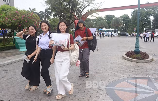 Thí sinh tham gia kỳ thi đánh giá năng lực ĐH Quốc gia TP Hồ Chí Minh năm 2025 tại cụm thi Trường ĐH Quy Nhơn. Ảnh: HỒ ĐIỂM