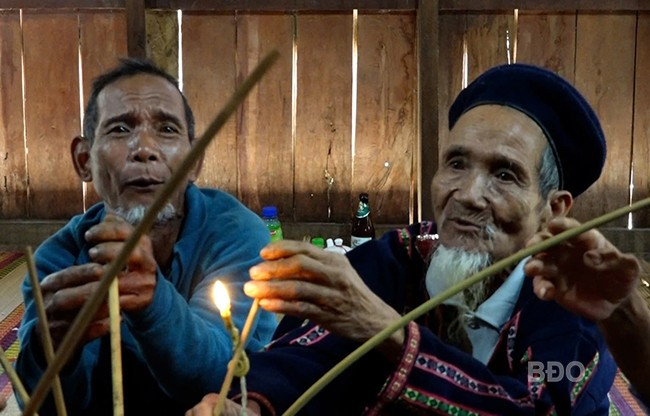 Ông Đinh Dynh (phải) tham gia cúng năm mới tại nhà rông cầu cho dân làng khỏe mạnh, mùa màng tươi tốt. Ảnh: X.D