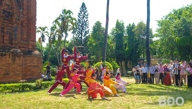 Du khách tham quan, xem biểu diễn võ cổ truyền tại tháp Đôi. Ảnh: NGỌC NHUẬN