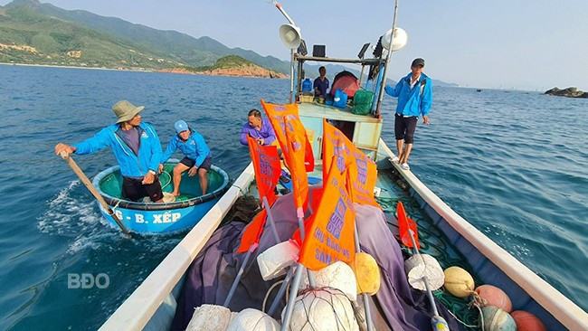 Tổ chức cộng đồng phường Ghềnh Ráng thả phao tiêu, biển báo khoanh vùng biển đồng quản lý. Ảnh: M.C Tổ chức cộng đồng phường Ghềnh Ráng thả phao tiêu, biển báo khoanh vùng biển đồng quản lý. Ảnh: M.C