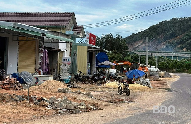 Các hộ dân bị ảnh hưởng đang tập trung tháo dỡ nhà cửa, vật kiến trúc để bàn giao mặt bằng sạch cho đơn vị thi công. Ảnh: N.H