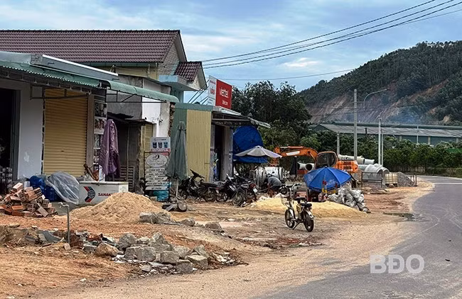 Các hộ dân bị ảnh hưởng đang tập trung tháo dỡ nhà cửa, vật kiến trúc để bàn giao mặt bằng sạch cho đơn vị thi công. Ảnh: N.H