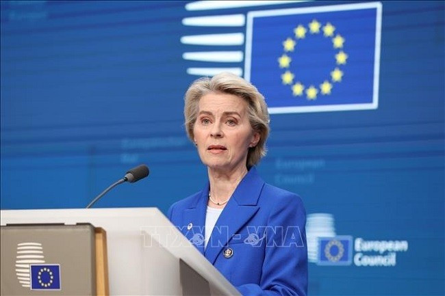 Chủ tịch EC Ursula von der Leyen phát biểu trong một cuộc họp báo tại Brussels, Bỉ. Ảnh: THX/TTXVN Chủ tịch EC Ursula von der Leyen phát biểu trong một cuộc họp báo tại Brussels, Bỉ. Ảnh: THX/TTXVN