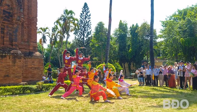 Du khách tham quan, xem biểu diễn võ cổ truyền tại tháp Đôi. Ảnh: NGỌC NHUẬN