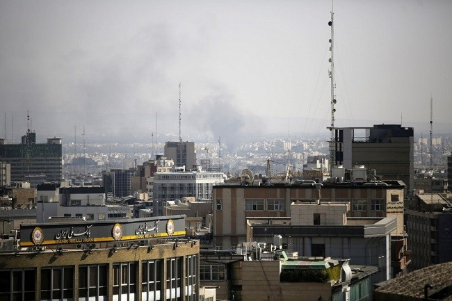 Khói bốc lên sau một cuộc tấn công của Israel vào Tehran. Ảnh: Anadolu Khói bốc lên sau một cuộc tấn công của Israel vào Tehran. Ảnh: Anadolu