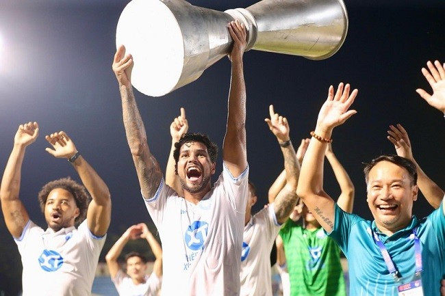 Các thành viên Thép Xanh Nam Định ăn mừng cùng cúp tượng trưng khi vô địch trước 1 vòng đấu. (Ảnh: Thép Xanh Nam Định) Các thành viên Thép Xanh Nam Định ăn mừng cùng cúp tượng trưng khi vô địch trước 1 vòng đấu. (Ảnh: Thép Xanh Nam Định)