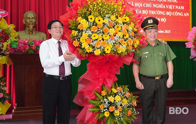 Đồng chí Hồ Quốc Dũng, Ủy viên Trung ương Đảng, Bí thư Tỉnh ủy, Chủ tịch HĐND tỉnh, tặng hoa chúc mừng thiếu tướng Lê Quang Nhân. Ảnh: M.N