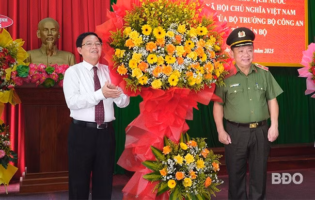 Đồng chí Hồ Quốc Dũng, Ủy viên Trung ương Đảng, Bí thư Tỉnh ủy, Chủ tịch HĐND tỉnh, tặng hoa chúc mừng thiếu tướng Lê Quang Nhân. Ảnh: M.N