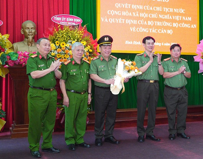 Ban giám đốc CA tỉnh Bình Định chúc mừng thiếu tướng Lê Quang Nhân. Ảnh: M.N