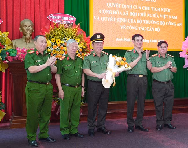 Ban giám đốc CA tỉnh Bình Định chúc mừng thiếu tướng Lê Quang Nhân. Ảnh: M.N