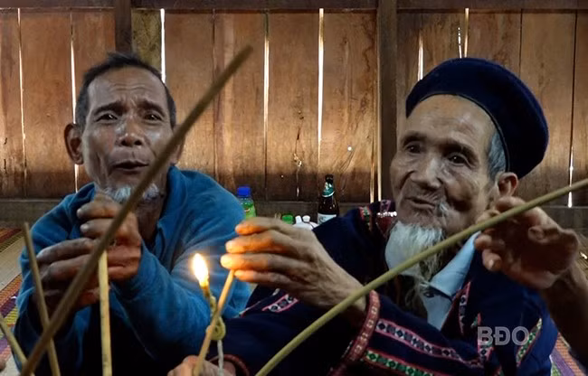Ông Đinh Dynh (phải) tham gia cúng năm mới tại nhà rông cầu cho dân làng khỏe mạnh, mùa màng tươi tốt. Ảnh: X.D Ông Đinh Dynh (phải) tham gia cúng năm mới tại nhà rông cầu cho dân làng khỏe mạnh, mùa màng tươi tốt. Ảnh: X.D
