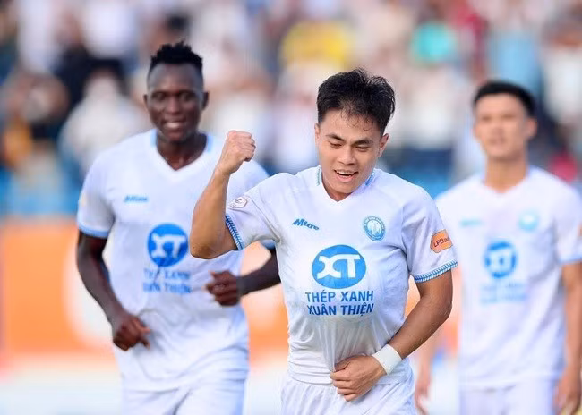 Hoàng Anh mở tỷ số cho đội khách. (Ảnh: Thép Xanh Nam Định FC)