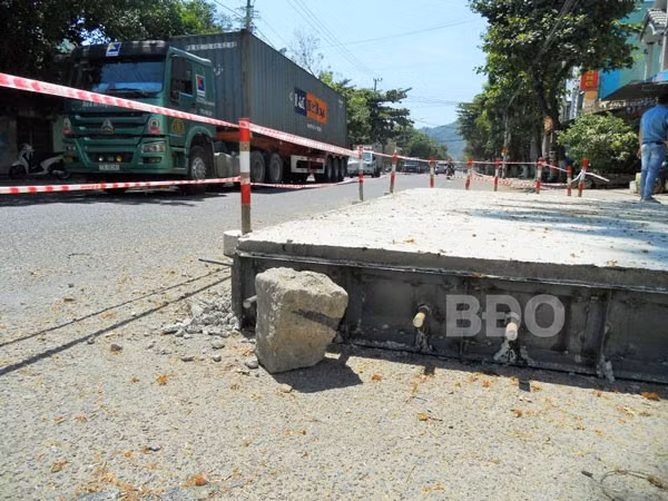 Lớp bê tông xi măng dày 40 cm đổ phía trên mặt đường Hùng Vương, khiến mặt đường cao hơn nền nhà của các hộ dân dọc 2 bên đường.
