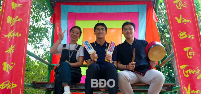 Nhiều bạn trẻ thích thú khi lần đầu tiên “thượng chòi”. Nhiều bạn trẻ thích thú khi lần đầu tiên “thượng chòi”.