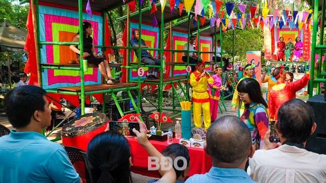 Hội bài chòi thu hút người mộ điệu đến xem. Hội bài chòi thu hút người mộ điệu đến xem.