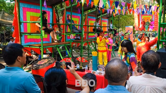 Hội bài chòi thu hút người mộ điệu đến xem.