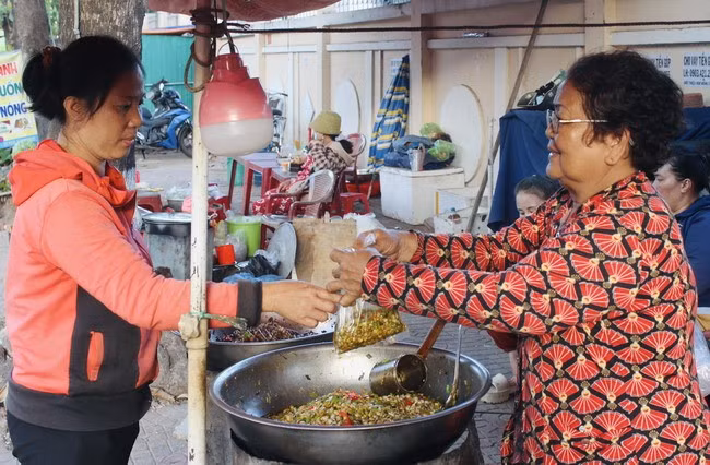 Gánh ốc ruốc của bà Võ Thị Xuân Hương (ở phường Quang Trung, TP Quy Nhơn) là điểm hẹn quen thuộc của nhiều người ưa thức quà giản dị này. Ảnh: X.Q