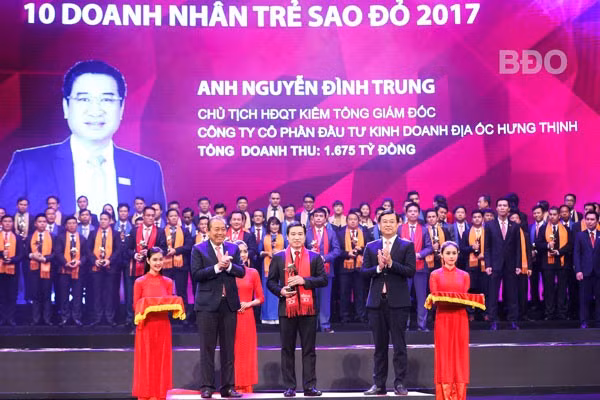 Anh Nguyễn Đình Trung được Phó Thủ tướng Thường trực Chính phủ Trương Hòa Bình trao tặng giải thưởng Sao Đỏ năm 2017. Giải thưởng này vinh danh các cá nhân là doanh nghiệp trẻ có nhiều đóng góp cho đất nước và xã hội.