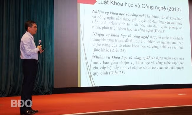 Ông Vũ Anh Tuấn, Phó Cục trưởng Cục Thông tin KH&CN quốc gia trình bày tham luận hỗ trợ, chia sẻ trong công tác tra cứu và quản lý các nhiệm vụ KH&CN.
