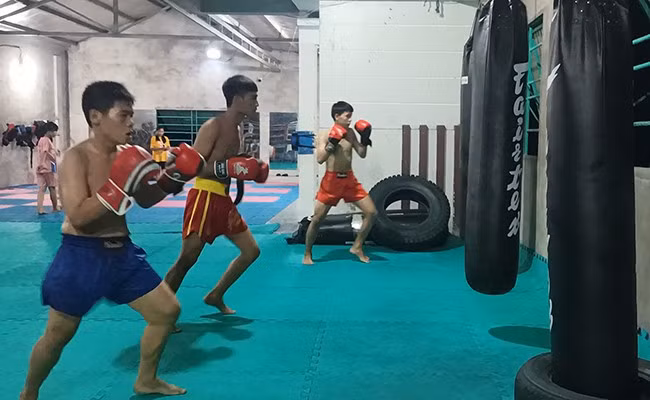 Các võ sinh của võ đường Trương Ngọc Bê trong buổi tập. ẢNH: KIỀU VY