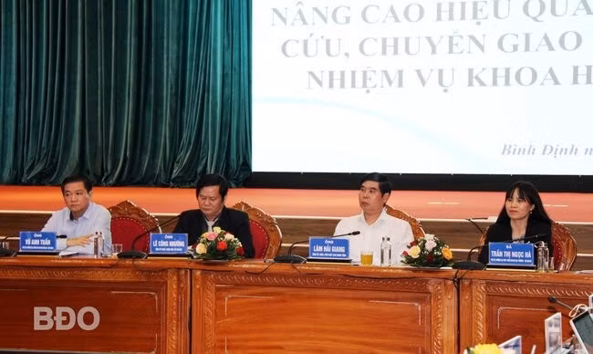 Phó Chủ tịch UBND tỉnh Lâm Hải Giang (thứ hai bên phải qua) chủ trì hội nghị.