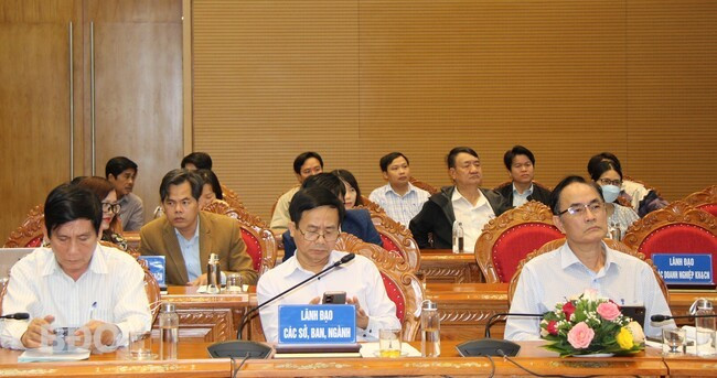 Lãnh đạo các sở, ngành của tỉnh dự hội nghị.