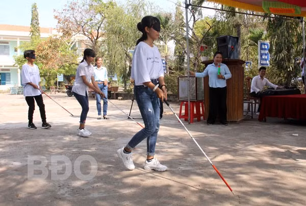 Trong hoạt động giao lưu giữa người khuyết tật và Trường THCS Nhơn Lộc, lần đầu tiên có thêm nội dung trò chơi trải nghiệm “đóng vai người khuyết tật”. - Trong ảnh: Học sinh Trường THCS Nhơn Lộc nhập vai người khiếm thị. Trong hoạt động giao lưu giữa người khuyết tật và Trường THCS Nhơn Lộc, lần đầu tiên có thêm nội dung trò chơi trải nghiệm “đóng vai người khuyết tật”. - Trong ảnh: Học sinh Trường THCS Nhơn Lộc nhập vai người khiếm thị.