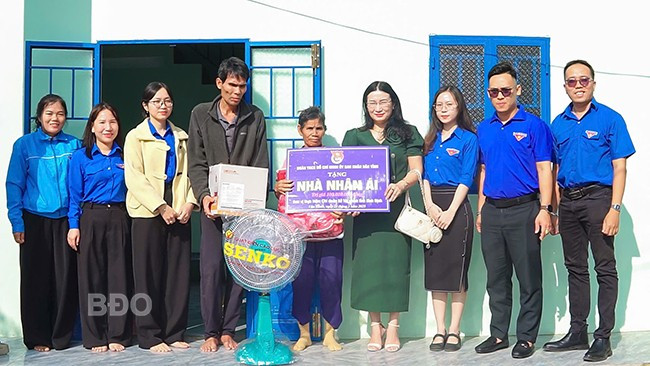 Trao Nhà nhân ái cho gia đình bà Đinh Thị Đói. Ảnh: ĐVCC Trao Nhà nhân ái cho gia đình bà Đinh Thị Đói. Ảnh: ĐVCC