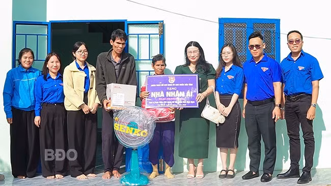 Trao Nhà nhân ái cho gia đình bà Đinh Thị Đói. Ảnh: ĐVCC