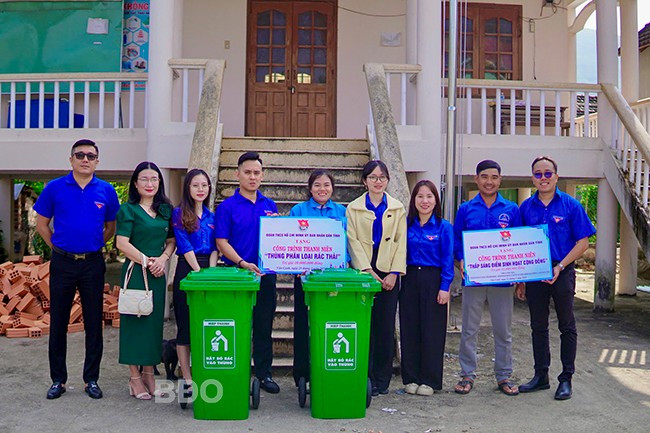 Tặng các công trình thanh niên tại chương trình. Ảnh: ĐVCC Tặng các công trình thanh niên tại chương trình. Ảnh: ĐVCC