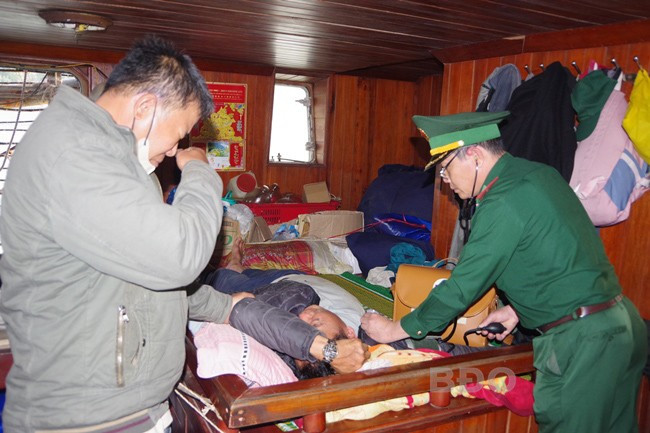 Quân y BĐBP tỉnh khám sức khỏe cho các thuyền viên gặp nạn. Ảnh: Công Cường Quân y BĐBP tỉnh khám sức khỏe cho các thuyền viên gặp nạn. Ảnh: Công Cường