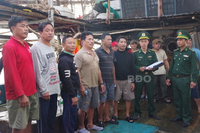 Các ngư dân gặp nạn trên tàu cá QNa-91679-TS về Cảng cá Đề Gi. Ảnh: Công Cường Các ngư dân gặp nạn trên tàu cá QNa-91679-TS về Cảng cá Đề Gi. Ảnh: Công Cường