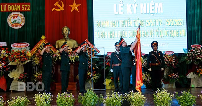 Lãnh đạo Quân khu 5 gắn Huân chương Bảo vệ Tổ quốc hạng nhì lên Quân kỳ Quyết thắng của Lữ đoàn Pháo binh 572. Ảnh H.P