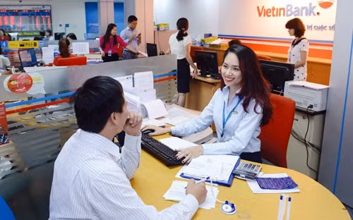 Nhân viên tư vấn cho khách hàng các khoản vay tiêu dùng tại Ngân hàng VietinBank. Ảnh: Hải Anh