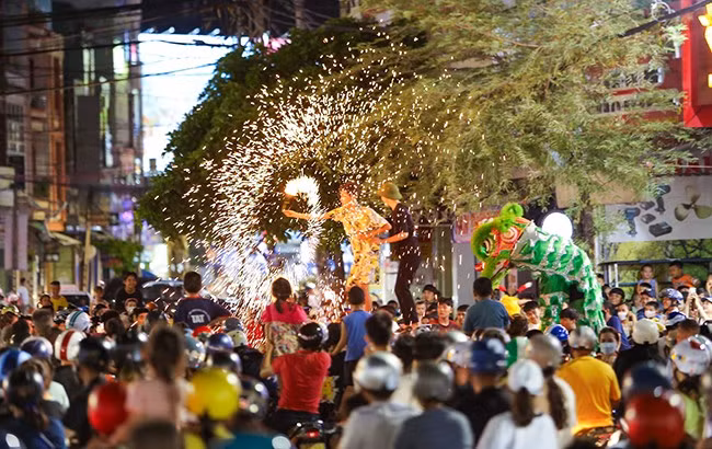 Ngoài múa lân, các thành viên còn diễn trò tăng thêm sự thu hút người xem