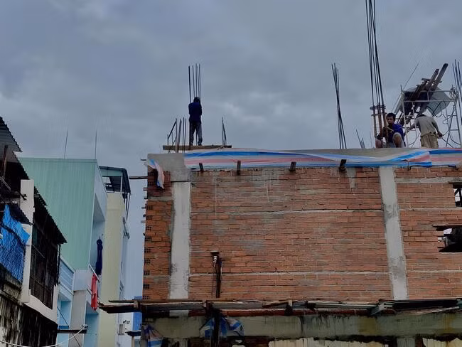 Tại hẻm 61 đường Võ Mười, TP Quy Nhơn, nhóm thợ xây không mặc đồ bảo hộ lao động khi làm việc (ảnh chụp chiều 20.12). Tại hẻm 61 đường Võ Mười, TP Quy Nhơn, nhóm thợ xây không mặc đồ bảo hộ lao động khi làm việc (ảnh chụp chiều 20.12).