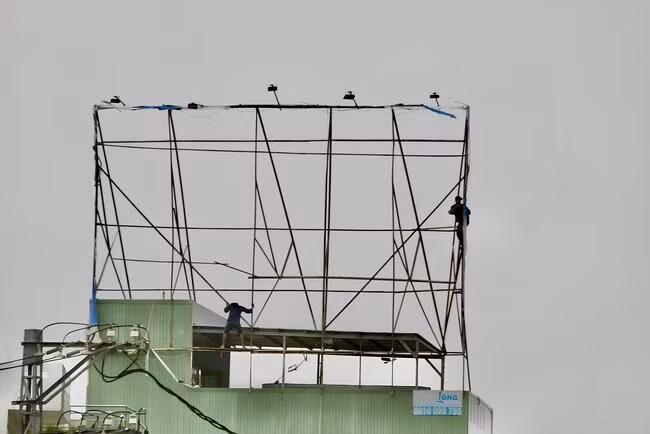 Trên đoạn đường Nguyễn Thái Học, TP Quy Nhơn, 2 nam công nhân đang thi công lắp đặt biển quảng cáo có nguy cơ cao xảy ra tai nạn lao động (ảnh chụp chiều 13.12). Trên đoạn đường Nguyễn Thái Học, TP Quy Nhơn, 2 nam công nhân đang thi công lắp đặt biển quảng cáo có nguy cơ cao xảy ra tai nạn lao động (ảnh chụp chiều 13.12).