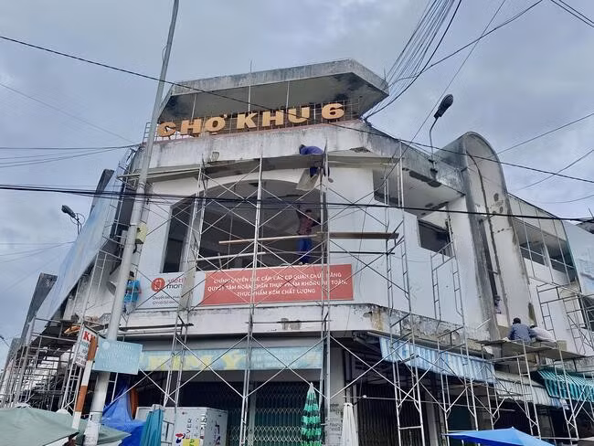 Các công nhân đang thi công tại chợ Khu 6, TP Quy Nhơn, không có rào chắn an toàn, rất dễ rơi từ trên cao xuống (ảnh chụp trưa 21.12). Các công nhân đang thi công tại chợ Khu 6, TP Quy Nhơn, không có rào chắn an toàn, rất dễ rơi từ trên cao xuống (ảnh chụp trưa 21.12).