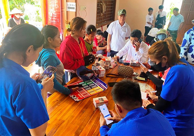 Người dân ở làng Canh Giao, xã Canh Hiệp (huyện Vân Canh) sử dụng điện thoại thông minh truy cập internet. Ảnh: ĐVCC