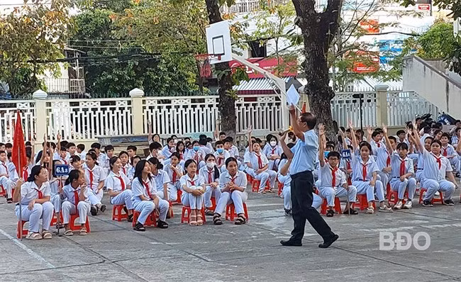 Xuyên suốt và rất quan trọng của công tác dân số là tiếp tục bám sát mục tiêu duy trì vững chắc mức sinh thay thế; giảm thiểu mất cân bằng giới tính khi sinh. - Trong ảnh: Tuyên truyền về sức khỏe trẻ em do cán bộ chuyên trách dân số thuộc TTYT TP Quy Nhơn thực hiện tại trường học năm 2024. Ảnh: M.H